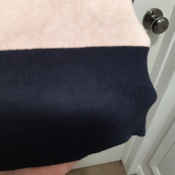 DKNY Block color long sleeve sweater SIZE L - Picture 3 of 10